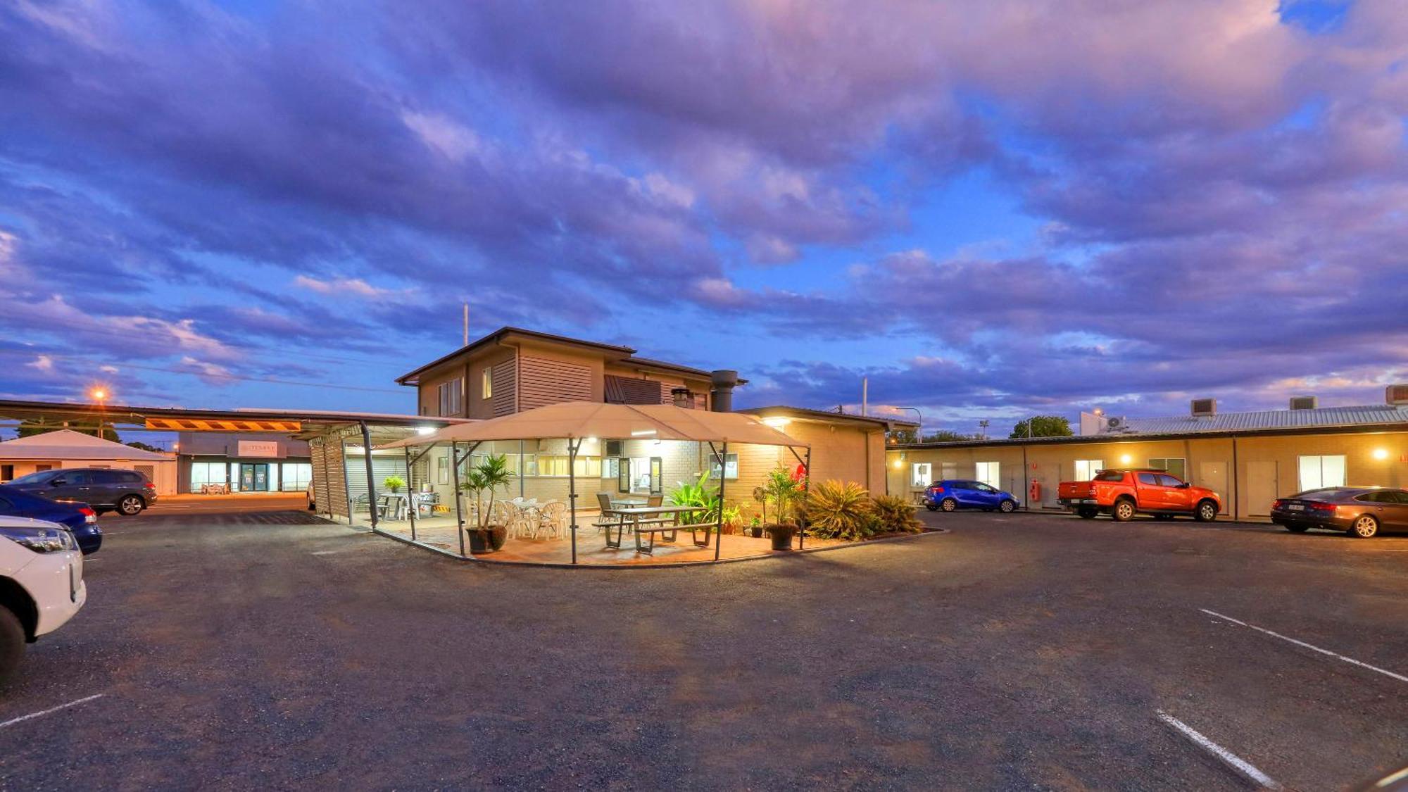 Motel 707 Emerald Bagian luar foto